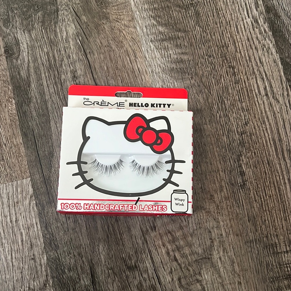 The Creme Shop Sanria Hello Kitty Wispy Wink handcrafted false eyelashes NWT